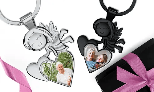 Llave de ángel guardián con foto de la abuela en un corazón.