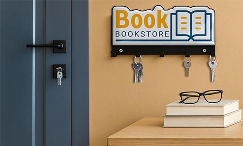 Schlüsselhalter mit Book BOOKSTORE Logo und Buchsymbol, Schlüssel daran, Bücher und Brille auf Holzfläche