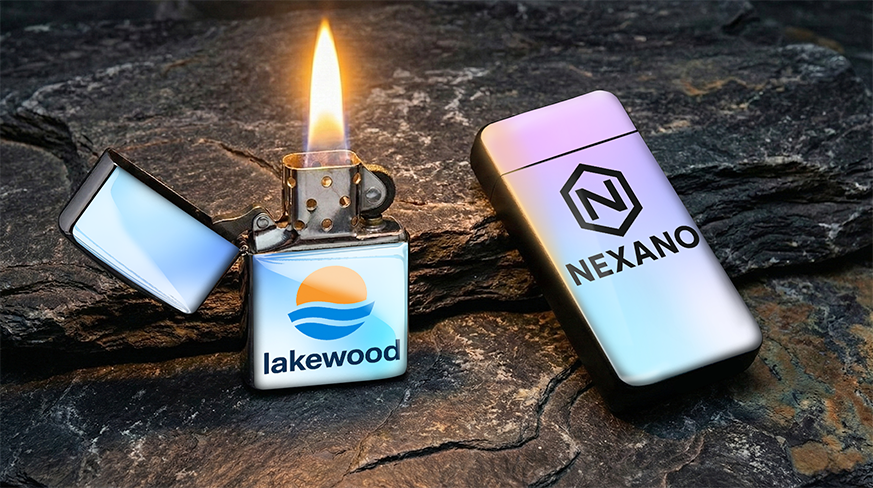 Zwei Feuerzeuge auf Stein: lakewood mit Flamme und Sonnen-Wellen-Logo, NEXANO mit grünem Hex-Logo