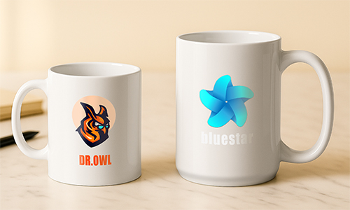 Zwei Markenbecher: Dr.Owl mit orange-schwarzem Eulenlogo, Bluestar mit blauem Stern-Design mit Farbverlauf
