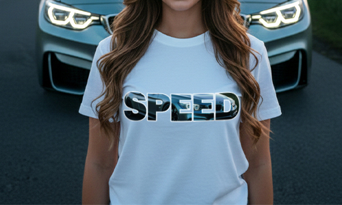 Person im weißen SPEED T-Shirt vor Auto mit eingeschaltetem Licht, große reflektierende Buchstaben auf Brust