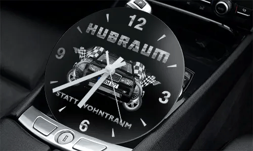 Rennsport-Uhr in der Mittelkonsole mit zwei Autos, Zielflaggen und Schriftzug HUBRAUM STATT WOHNTRAUM