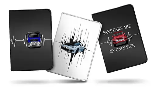 Tre bil-notatbokomslag ved siden av hverandre: Blå-sølv bil med hjertestopp, Blå sportsbil med bevegelseslinjer, Rød bil med FAST CARS sitat