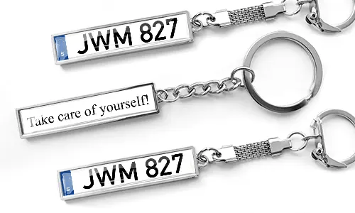 Metalen sleutelhangers in zakelijke stijl met aangepaste kentekenplaattekst en gegraveerd berichtdesign