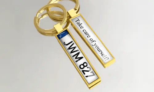 Porte-clés en métal doré avec plaque d’immatriculation personnalisée et texte gravé