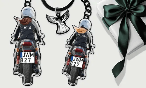 Personalizowany brelok motocyklowy z twoim imieniem i tablicą – prezent dla twojej dziewczyny