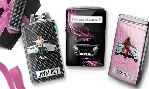 Drei Feuerzeuge mit auto­bezogenen Designs, die Bilder von Autos und Menschen zeigen, vor schwarzem und pinkem Hintergrund und mit einem stilvollen, modernen Flair.