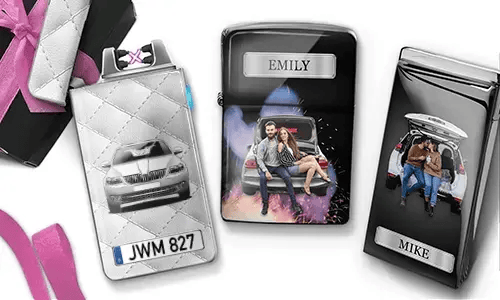 Drei personalisierte Zigarettenetuis sind zu sehen. Das erste zeigt ein Auto mit Kennzeichen. Das zweite zeigt ein Paar, das auf einem Auto sitzt, mit der Aufschrift „Emily“ vor farbenfrohem Hintergrund. Das dritte zeigt ein Paar im Kofferraum eines Autos, mit der Aufschrift „Mike“. Rosafarbene Schleifenakzente sind sichtbar.