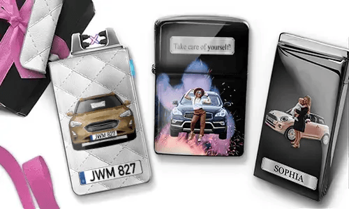Stilvolle Feuerzeuge mit Frauen, die mit Luxusautos posieren. Auf einem steht „Beste Mama“, auf einem anderen „Beste Mama der Welt“, arrangiert vor einem geschenkähnlichen Hintergrund.