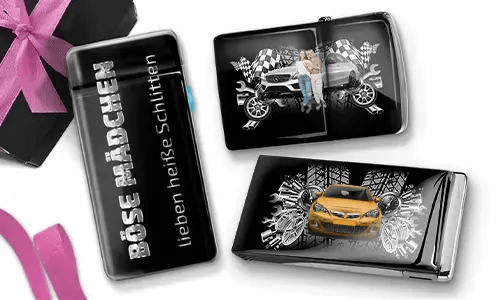 Drei glänzende schwarze Objekte mit Auto-Designs. Eines trägt in weißer Schrift die Aufschrift „BÖSE MÄDCHEN lieben heiße Schlitten“. Ein lebendiges und verspieltes Auto-Motiv.