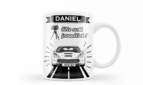 Weiße Tasse mit silbernem Auto und Blitzer-Grafik, Name Daniel und humorvollem deutschen Text