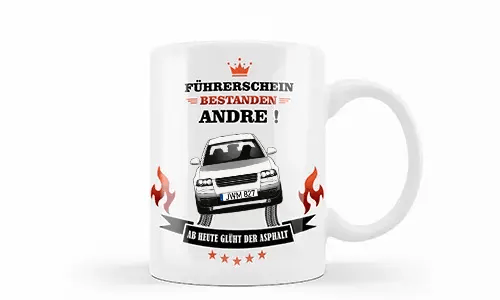 Weiße Tasse mit silbernem Auto, Flammen und Reifenspuren, deutscher Glückwunschtext zur Führerscheinprüfung für Andre