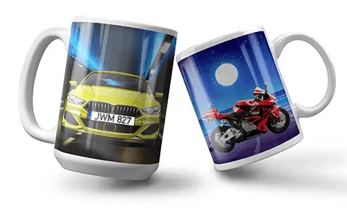 Na obrazku są dwa kubki — jeden z motywem samochodu z włączonymi światłami, jadący przez tunel. Drugi przedstawia czerwony motocykl pod pełnym księżycem.