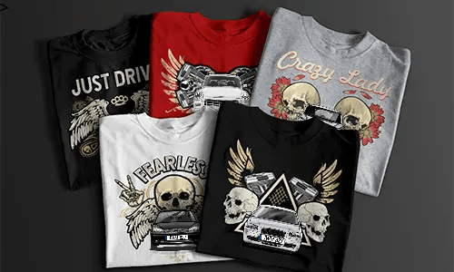 Zwei T-Shirts mit detaillierten Auto-Frontgrafiken, eines rot mit kräftigem schwarzen Design und eines weiß mit hellerem Druck, nebeneinander neben einer schwarzen Geschenkbox mit Schleife, automobil-inspirierte Mode für Autoliebhaber