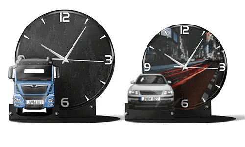 Reloj en soporte con coche, moto o camión
