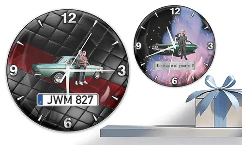 Zwei Wanduhren mit Oldtimern und Figuren: links mit türkisfarbenem Auto und gestepptem Hintergrund, rechts mit grünem Auto und feurigem Kosmosmotiv