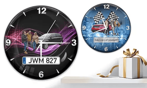 Zwei Wanduhren mit Gruppenszenen und Autos: links mit schwarzem Auto und lila Wellen, rechts mit rotem und schwarzem Auto, Rennflaggen und blauem Hintergrund