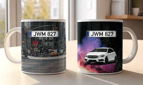 Zwei weiße Tassen mit Auto-Motiven: roter BMW in Stadtumgebung, weißer Mercedes mit Funken und buntem Hintergrund