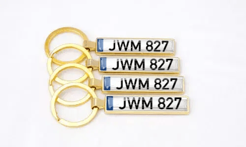 Porte-clés dorés style plaque d’immatriculation avec numéros personnalisés arrangés