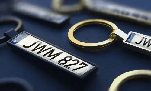 Metalen nummerplaat sleutelhangers benadrukken gepersonaliseerde berichten als cadeau-ideeën