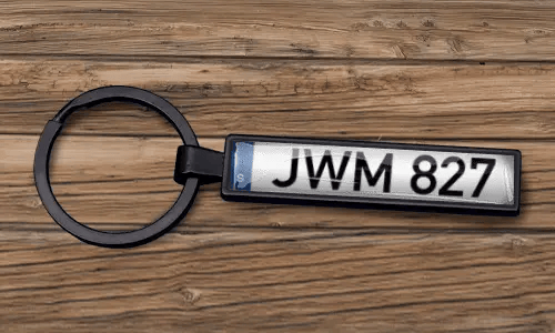Op maat gemaakte nummerplaat sleutelhanger met een matte zwarte afwerking