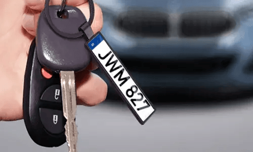 Llavero negro de placa de matrícula cuelga de las llaves del coche para uso diario