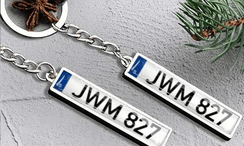 Metall-Schlüsselanhänger mit Nummernschild und Flaggen-Detail