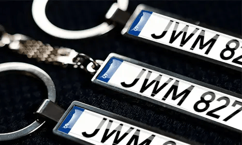Metalowe breloki z personalizowanymi numerami tablic rejestracyjnych