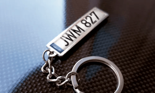 Metalen sleutelhanger met vlaggenontwerp-pendant en chromen ring