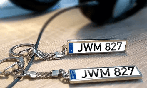 Personalisierte Metallschlüsselanhänger mit individuellem Text und Nummernschild-Style Anhängern