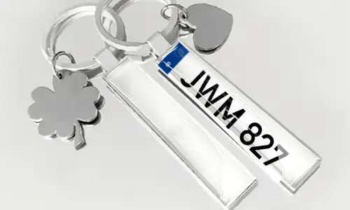 Porte-clés style plaque d’immatriculation avec drapeau et breloques décoratives