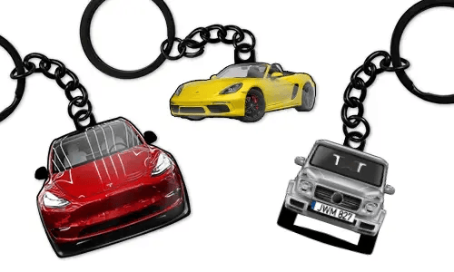 Llaveros personalizados que muestran tres modelos de coche diferentes en rojo, amarillo y azul