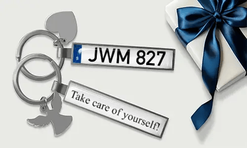 Llaveros personalizados con placa, números personalizados y diseño con acabado metálico