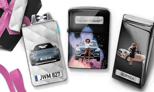 Stilvolle Feuerzeuge mit Frauen, die mit Luxusautos posieren. Auf einem steht „Beste Mama“, auf einem anderen „Beste Mama der Welt“, arrangiert vor einem geschenkähnlichen Hintergrund.