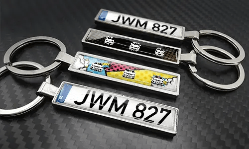 Set med nyckelringar i seriestil med registreringsskylt, färgglada bilmotiv och metallfinish