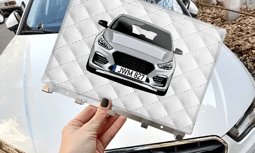 schlüsselbrett personalisiert mit Weißleder Hintergrund in der Hand personalisiertes schlüsselbrett