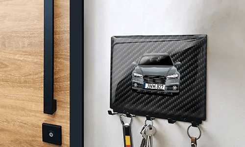 schlüsselbrett personalisiert mit Carbon Hintergrund auf der Wand Schlüsselbrett mit Wunschmotiv