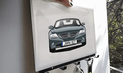 schlüsselbrett personalisiert mit Autosiouette auf weißem Hintergrund in der Hand individuelles Schlüsselbrett