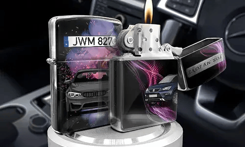 Satz metallischer Feuerzeuge mit Luxusautos: eines offen mit Flamme, andere mit violetten Lichtstreifen, im Autoinnenraum platziert