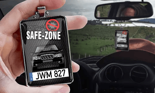 Auto-Safezone-Anhänger mit Carbon Hintergrund und Metallkette in der Hand Safezone-Anhänger