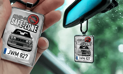 Auto-Safezone-Anhänger mit Weiß Leder Hintergrund nd Lederkette im Wagen Safezone-Anhänger