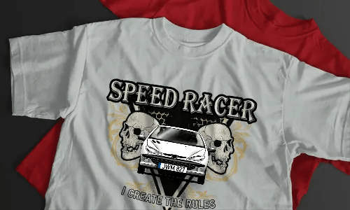 Weißes T-Shirt mit SPEED RACER Schriftzug, silberner BMW-Grafik, zwei Schädeln, gelben Ornamenten und schwarzem Hintergrund