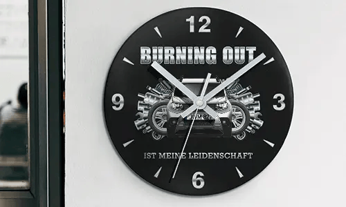 Wanduhr mit Motorrad- und Motorgrafik, Schriftzug BURNING OUT IST MEINE LEIDENSCHAFT auf schwarzem Zifferblatt