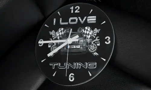 Wanduhr mit getuntem Auto, Zielflaggen, Rädern und Schriftzug I LOVE TUNING auf schwarzem Hintergrund