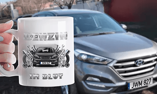 schrauber tasse in der Hand mit dem Wagem auf dem Hintergrund werkstatt tasse
