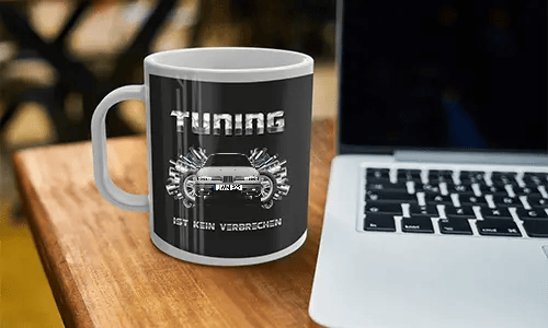 schrauber tasse auf dem Tisch neben den Laptop tasse mechaniker