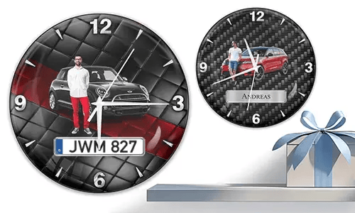 Zwei Wanduhren mit männlichen Figuren und Autos: links mit schwarzem Fahrzeug auf gestepptem Hintergrund, rechts mit rotem Fahrzeug und Carbonstruktur