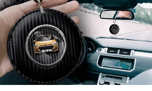 autospiegelanhänger mit foto carbon in der Hand individualisierter autospiegelanhänger