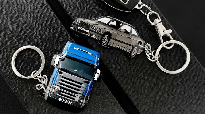 Sleutelhangers in de vorm van een auto en een vrachtwagen, gepresenteerd als aanpasbare voertuigaccessoires