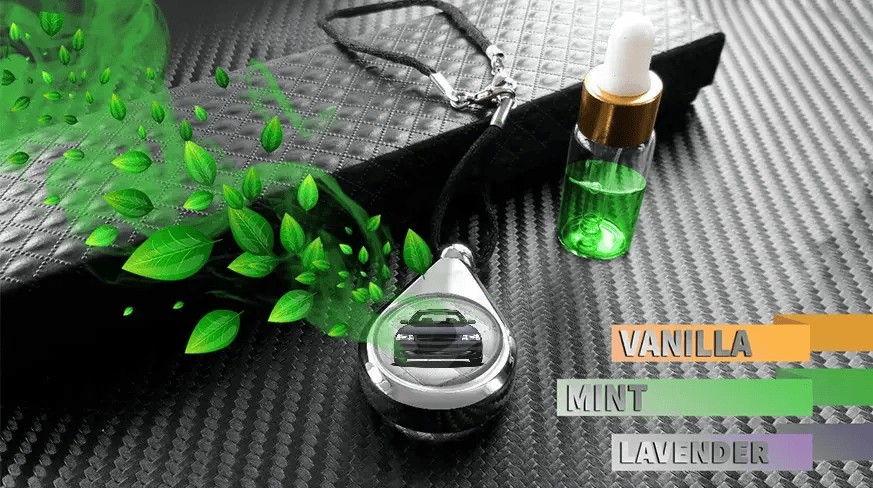 Colgante de perfume para coche que libera fragancia junto a botellas de recarga, mostrando aromas disponibles como vainilla, menta y lavanda